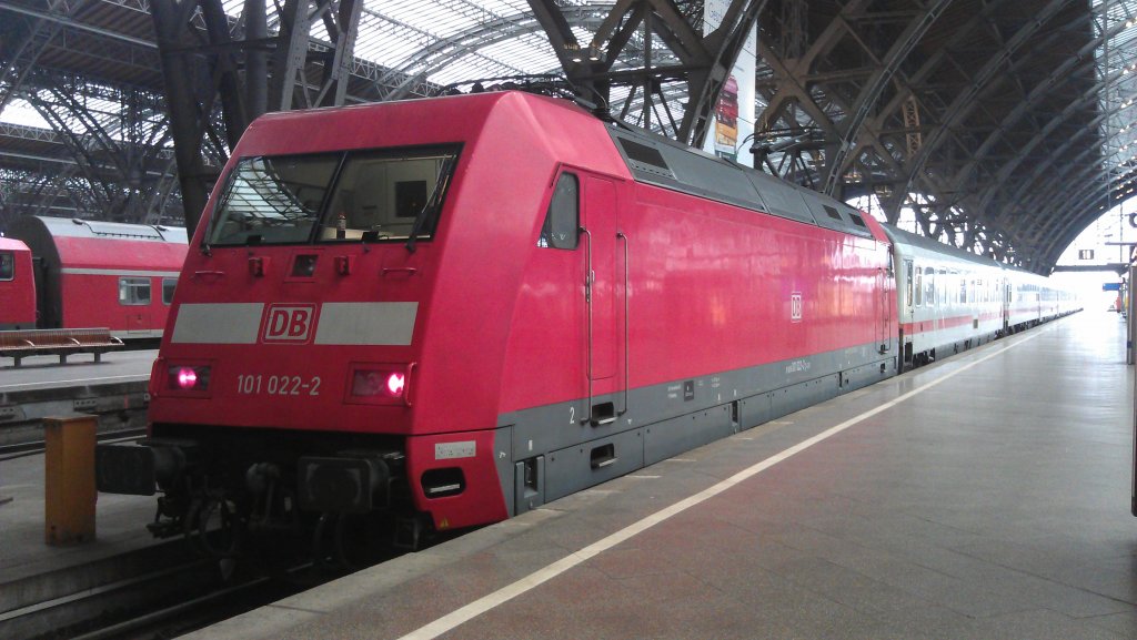 101 022-2 mit einem Intercity auf Gleis 18 in Leipzig am 12.03.2012