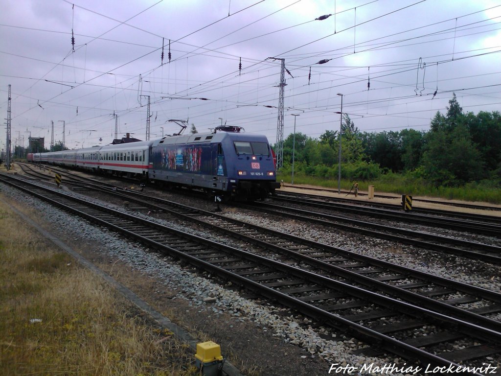 101 025 mit dme Intercity (IC) und am anderen ende Des Zuges 101 108 bei der Einfahrt in Rostock Hbf am 22.6.13