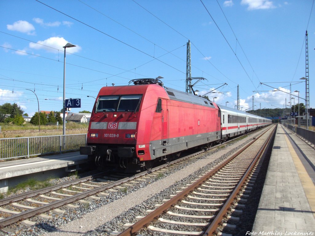 101 028-9 mit dem IC 2213 im Bahnhof Bergen auf Rgen am 10.8.13