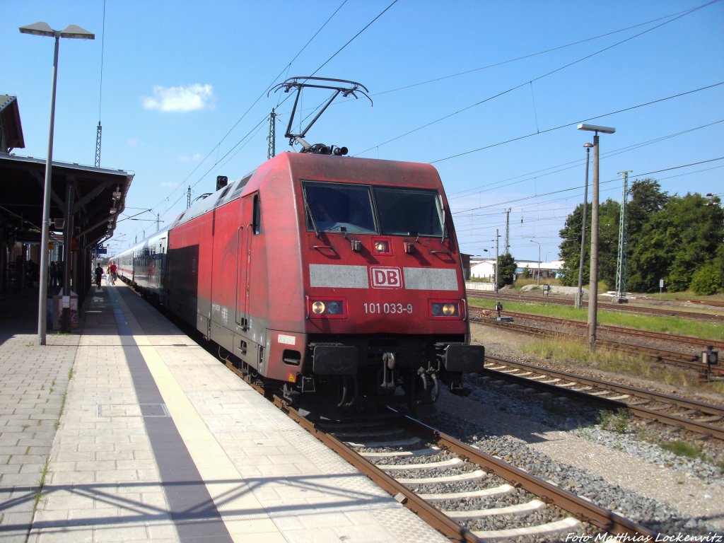 101 033-9 mit dem IC 2184 mit ziel Ostseebad Binz und am Ende 101 041-2 im Bahnhof Bergen auf Rgen