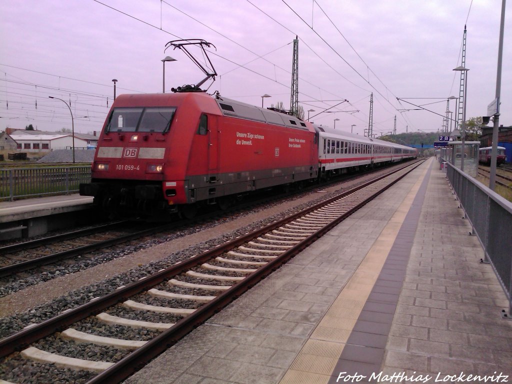 101 059-4 mit InterCity im Bahnhof Bergen auf Rgen am 11.5.13