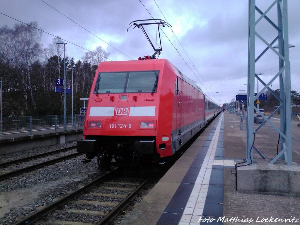 101 124-6 mit InterCity und am anderen ende 101 013-1 im Bahnhof Ostseebad Binz am 7.4.13