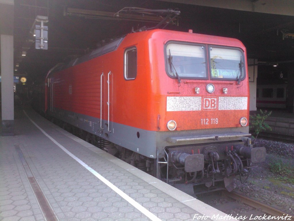 112 119 als RE1 aus Rostock Hbf im Bahnhof Hamburg Hbf am 8.6.13