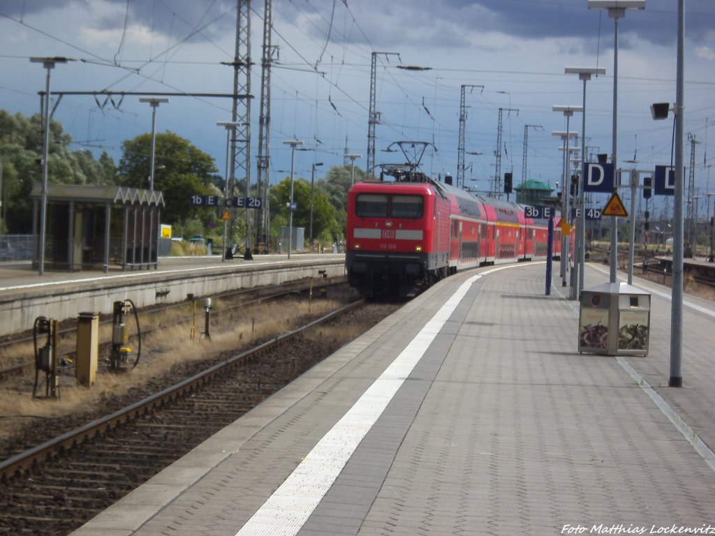 112 120 als RE5 aus Holzdorf (Elster) bei der Einfahrt in Stralsund Hbf am 13.8.13