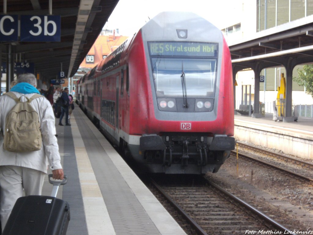 112 120 als RE5 nach Holzdorf (Elster) im Bahnhof Stralsund Hbf am 13.8.13