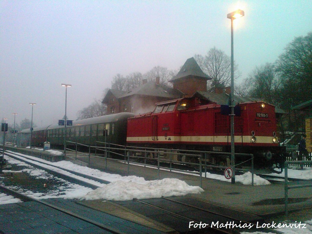 112 565-7 (DB 202 565-8) steht am 15.1.11 im Bahnhof Putbus als Sonderzug auf Die Insel Usedom bereit. 
