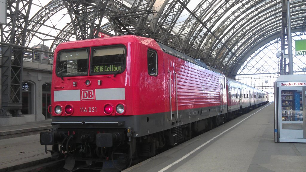 114 021 am Zugschluss des RE 18 nach Cottbus am 18.03.2012 in Dresden Hbf