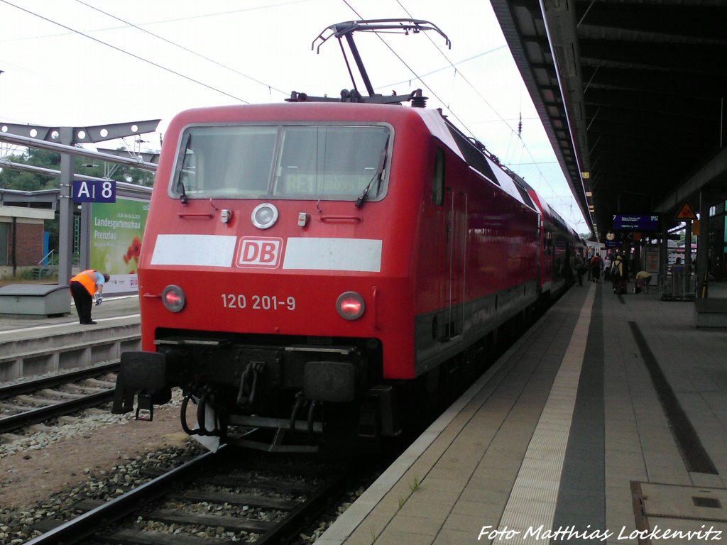120 201-9 als RE1 mit ziel Hamburg Hbf im Bahnhof Rostock Hbf am 22.6.13