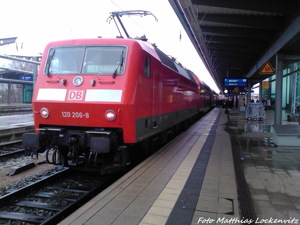 120 206-8 als RE1 mit Ziel Hamburg Hbf im Bahnhof Rostock Hbf am 13.4.13