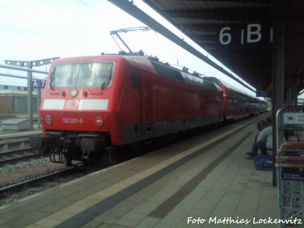 120 207-6 steht als RE1 mit Ziel Hamburg Hbf im Bahnhof Rostock Hbf am 11.9.12