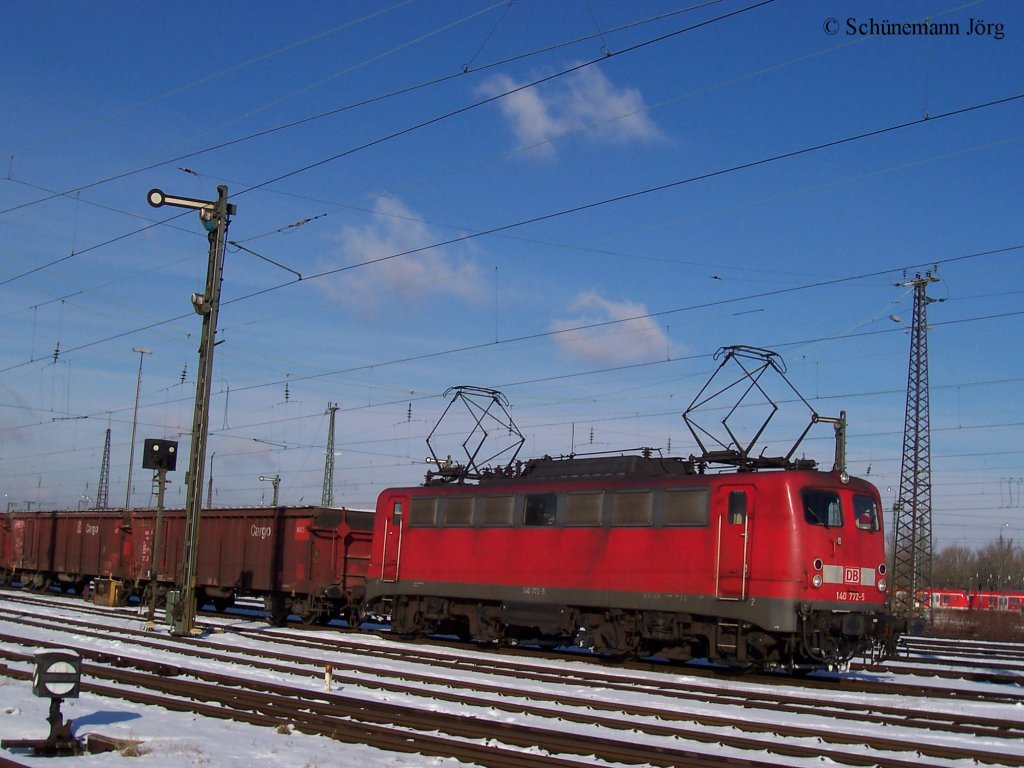 140 772 mit zwei angelegten Stromabnehmer am 15.02.2005 in Mnchen MOR ( Mnchen Ost Rangierbahnhof)