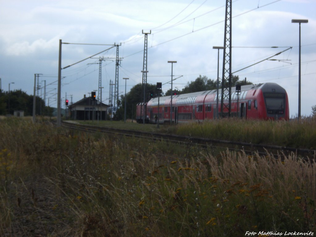 143 899-4 mit dem RE9 mit ziel Stralsund Hbf im Bahnhof Altefhr am 7.8.13