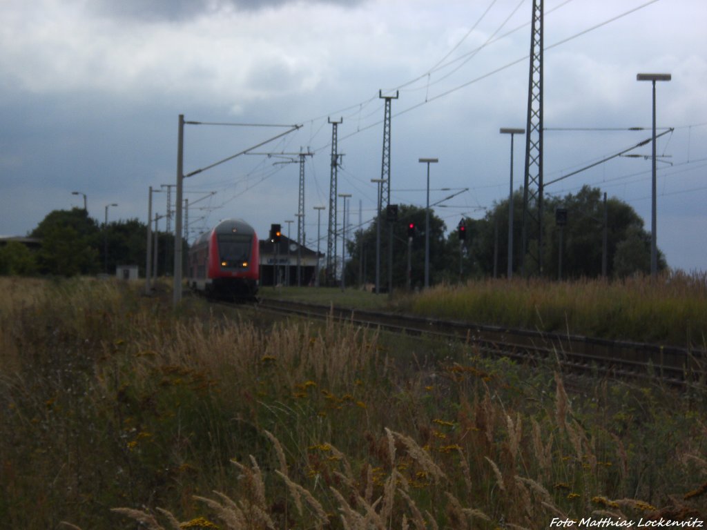 143 899-4 mit dem RE9 mit ziel Ostseebad Binz im Bahnhof Altefhr am 7.8.13