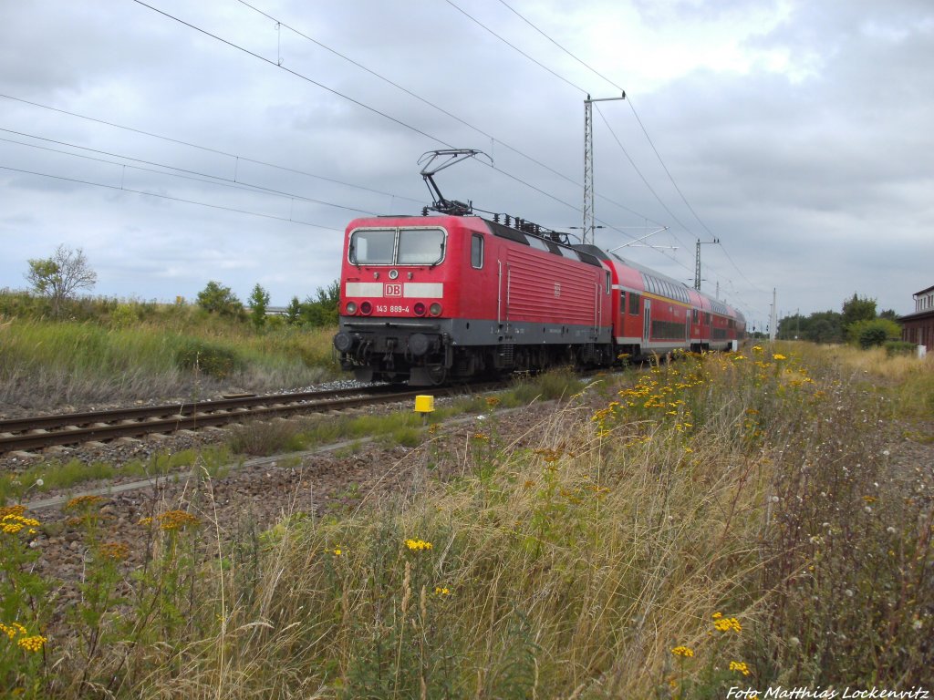 143 899-4 mit dem RE9 mit ziel Ostseebad Binz bei der Ausdfahrt aus Altefhr am 7.8.13