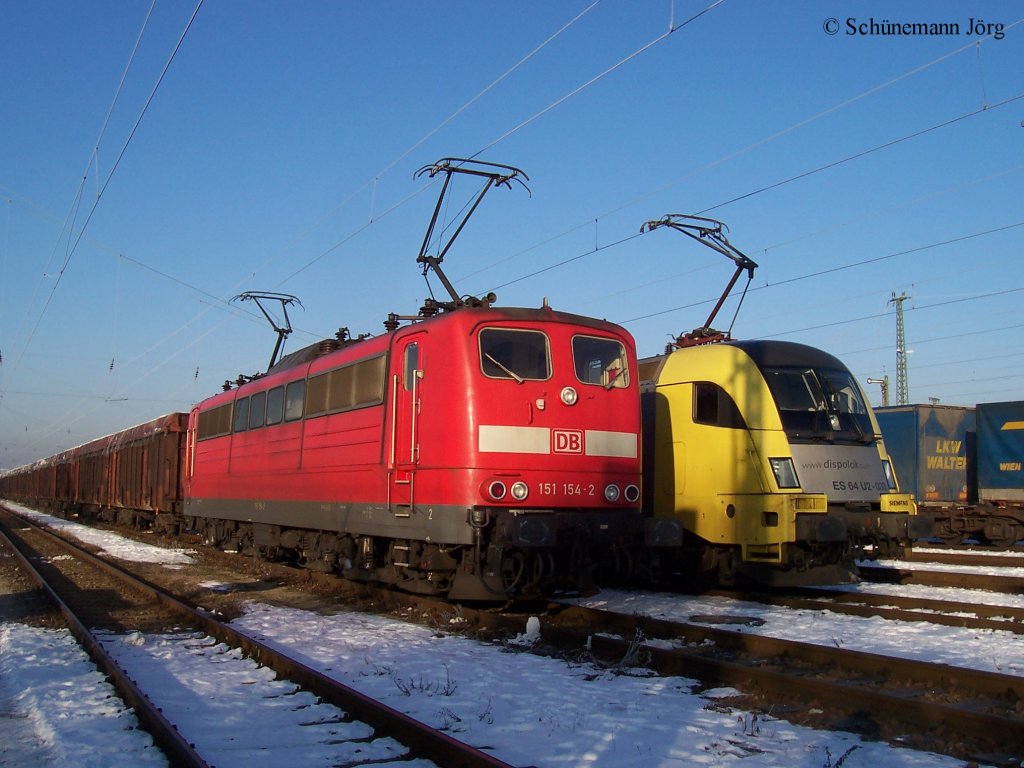 151 154 und ES 64 U2 - 033 (182 533) in Mnchen MOR ( Mnchen Ost Rangierbahnhof ) 11.01.2006