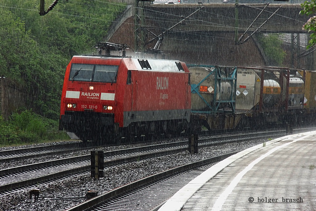 152 121-0 fuhr bei starkregen mit einen intermodal am 08.05.13 durch harburg