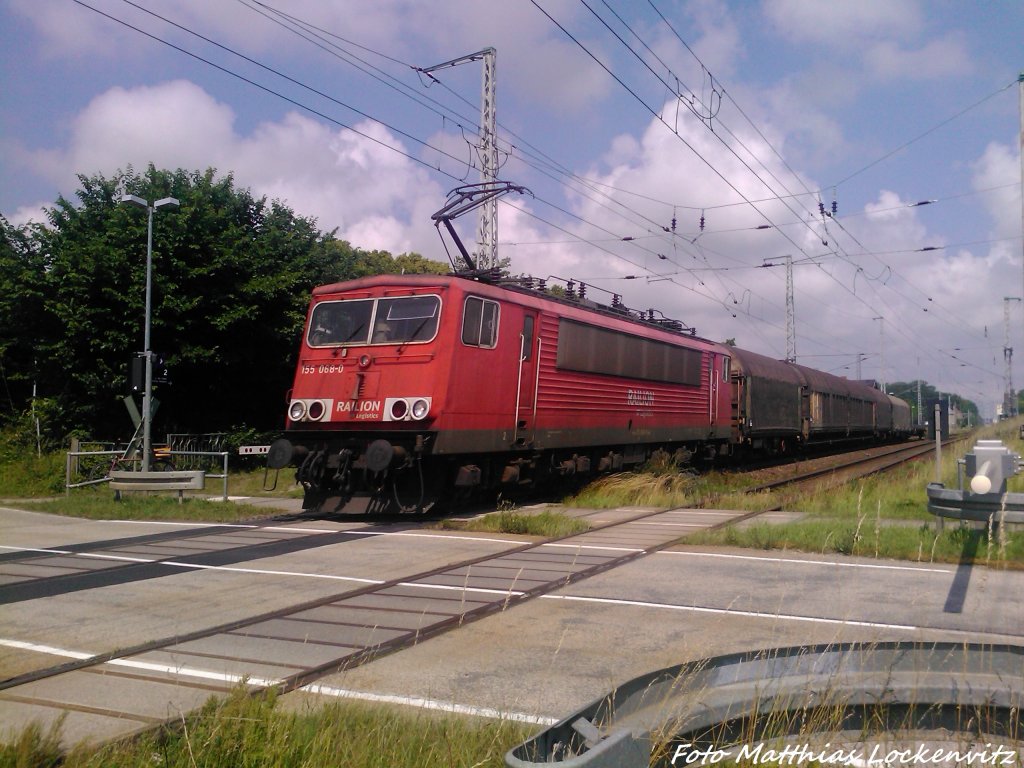 155 068-0 mit 6 Gterwagen bei der Durchfahrt in Teschenhagen am 5.7.13