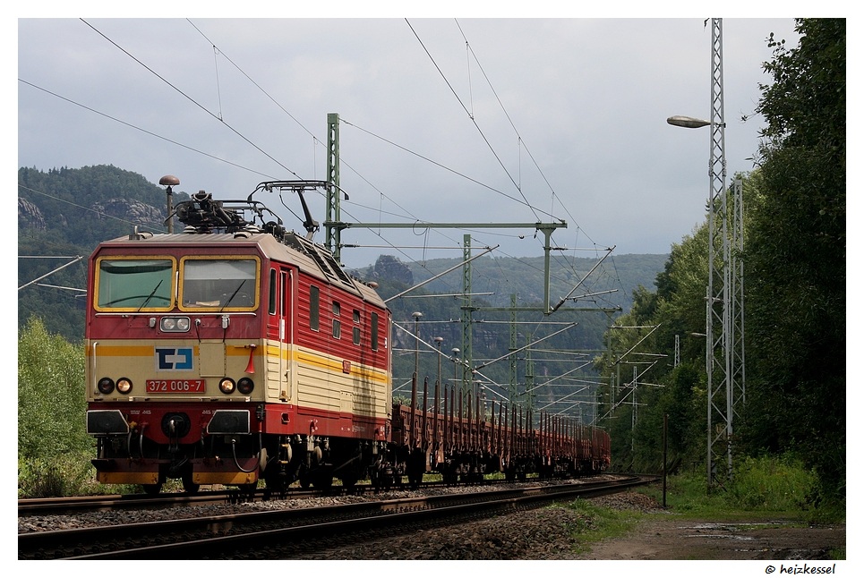 372 006-7 mit ein Stahlzug in Bad Schandau Ost
