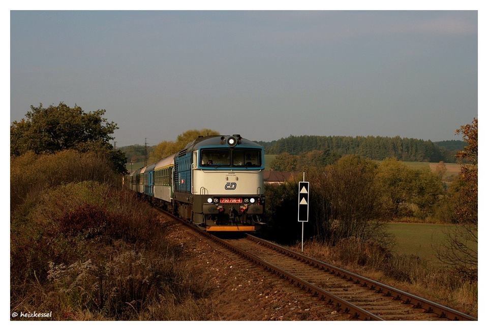 750 706-4 bei Starkoc mit den R 851 nach Jaromer (SNEZKA)am 24.10.2011