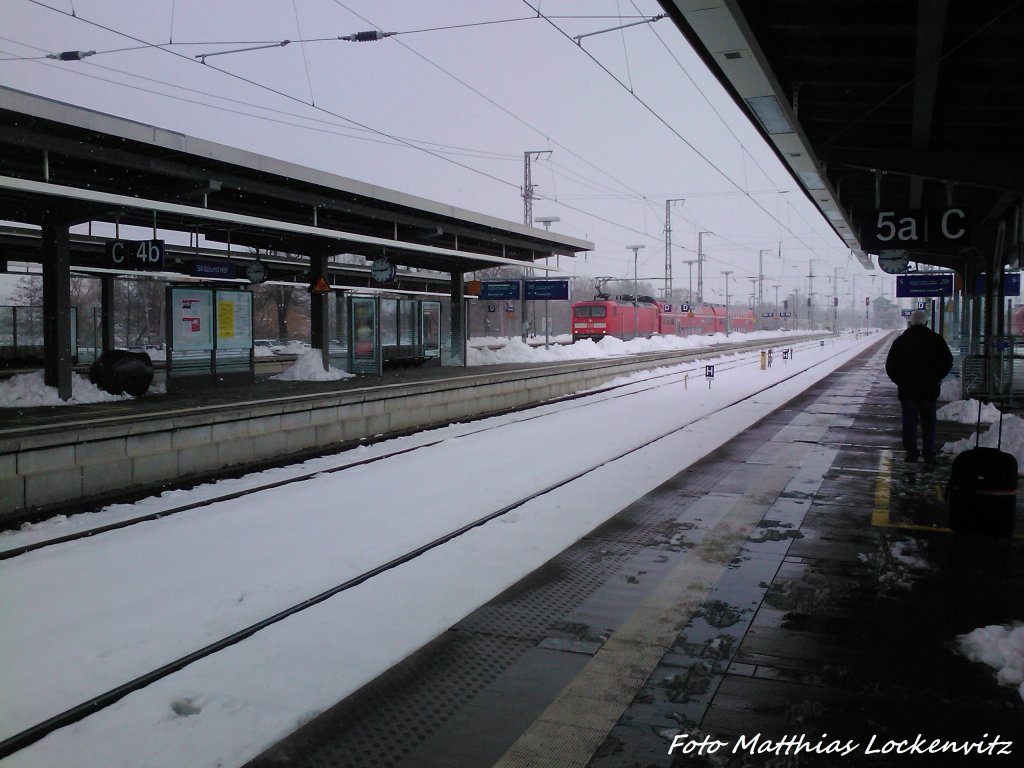 Am 21.3.13 wird 112 106 als RE5 mit Ziel Neustrelitz Hbf im Bahnhof Stralsund Hbf bereitgestellt.