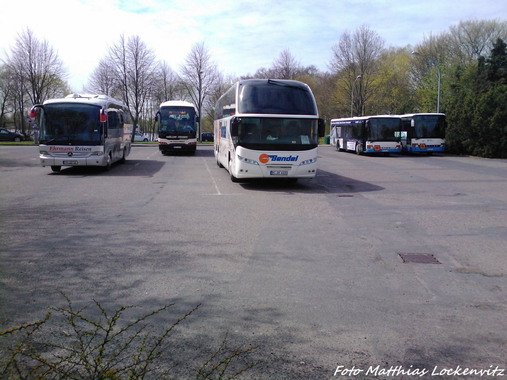 Am 2.5.13 stehen aufm Stralsunder Busbahnhof 2x KVG 1x Mller Reisen 1x Bendel & 1x Ehrmann Reisen