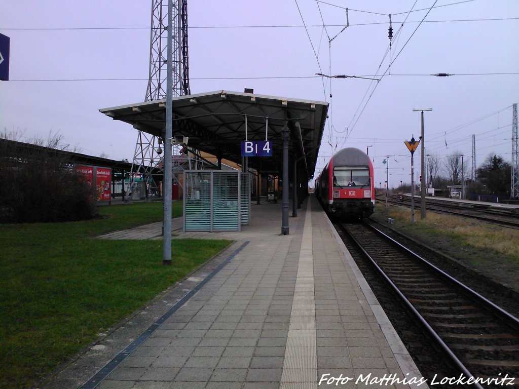 Am 3.2.13 steht 143 843-1 Mit Dosto-Wagen Als S1 mit Ziel Rostock Hbf im Bahnhof Warnemnde
