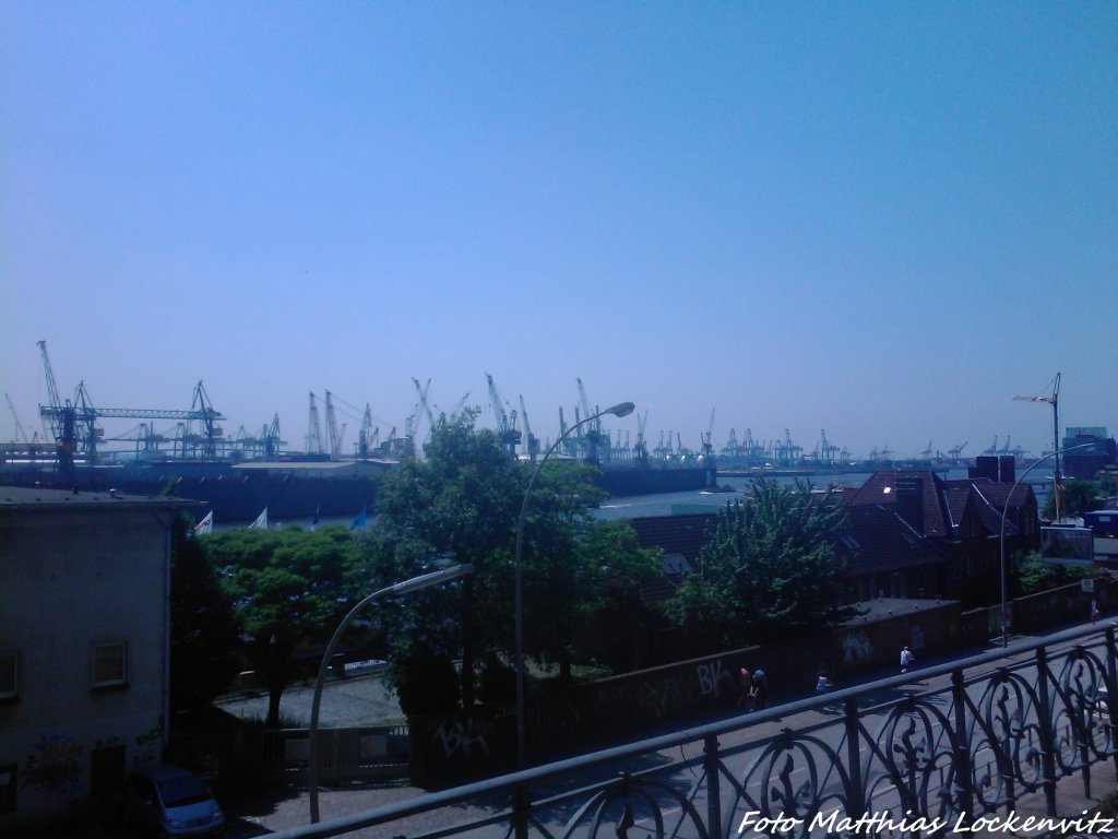 Blick auf den Frachthafen von Hamburg / Blick von der City aus am 8.6.13
