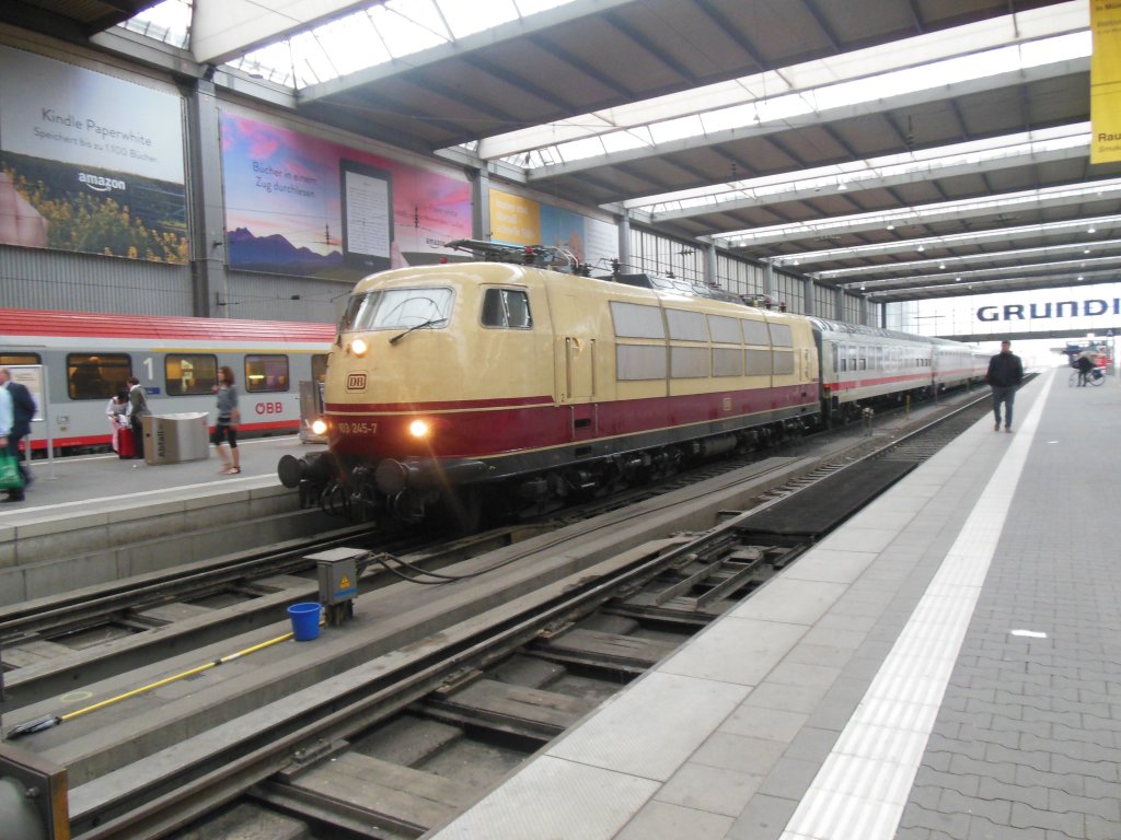 BR 103 245 im Mnchener Hauptbahnhof.