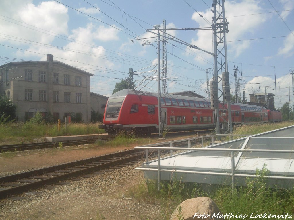 BR 143 mit dem S3 Zug bei der Einfahrt ins Rostocvker BW am 22.6.13
