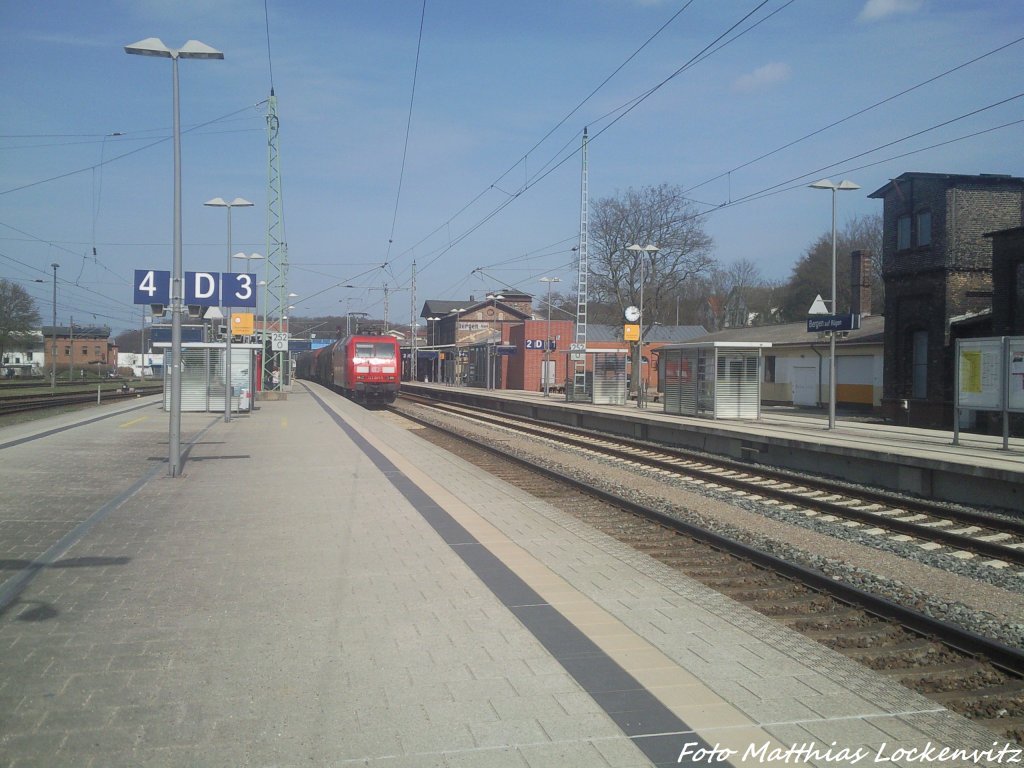 DB BR 145 mit einem Gterzug bei der Durchfahrt durch den Bahnhof Bergen auf Rgen am 24.4.13