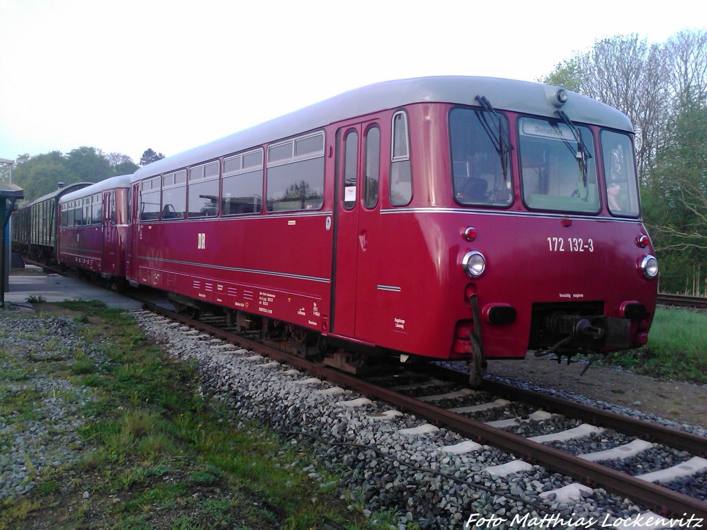 Die Chemnitzer LVT´s von Kstner Schienenbusreisen zusammen mit der 112 565-7 (DB 202 565-8) mit demn Wagen in Putbus abgestellt am Morgen des 10.5.13.
