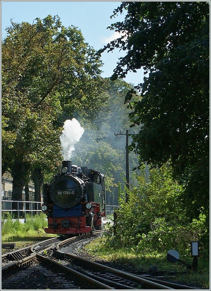 Die RBB dampft zum Umfahren ihres Zugs fotogen in Binz (LB).
 15.09.2010