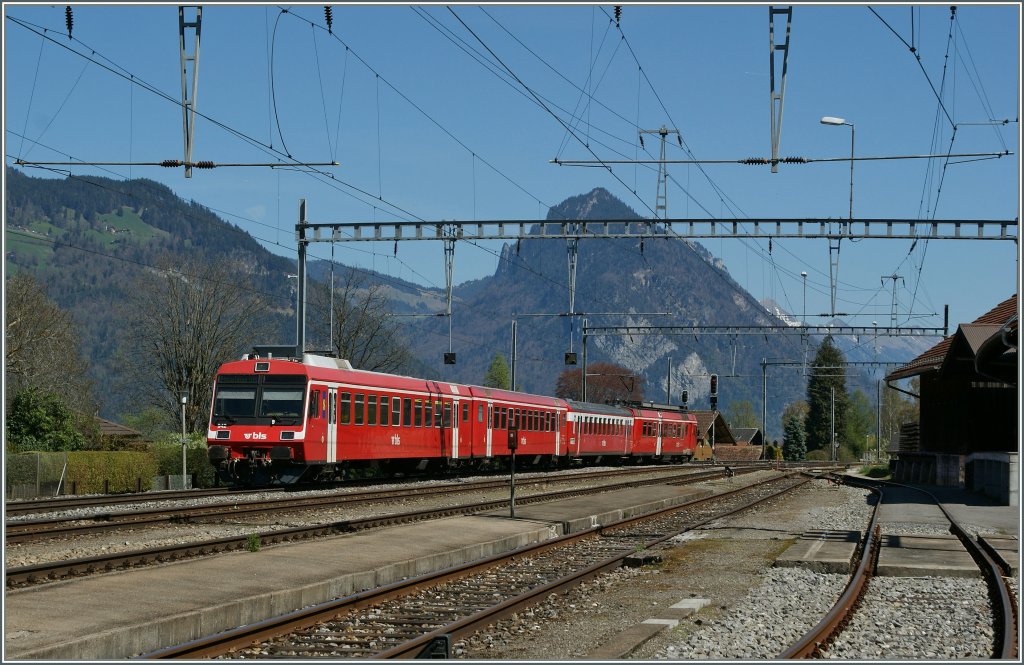 Ein BLS (ex RM) Triebzug als Regionlazug Spiez - Interlaken in Leissigen.
9. April 2011