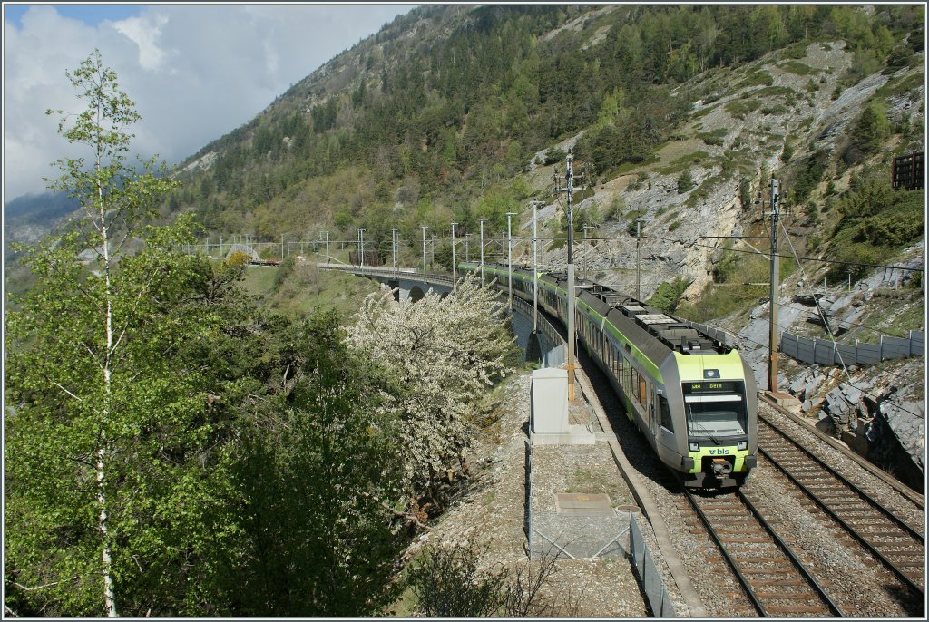 Ein  Ltschberger  unterwegs Brig nach Bern auf dem Lugelkinn-Viadukt bei Hohtenn (Ltschberg Sdrampe) am 4. Mai 2013