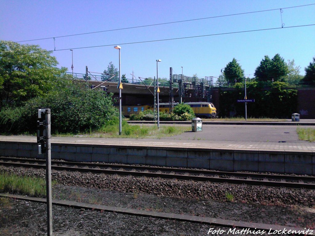 eine Gelbe DB BR 218 im Bahnhof Hamburg-Harburg am 8.6.13