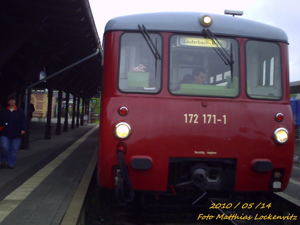 Ferkeltaxe 172 132 & 172 171 von Kstner Schienenbustreisen Chemnitz beim Bahnhofsfest 2010 in Putbus. / hier steht der Zug im Bahnhof Putbus am 14.5.10