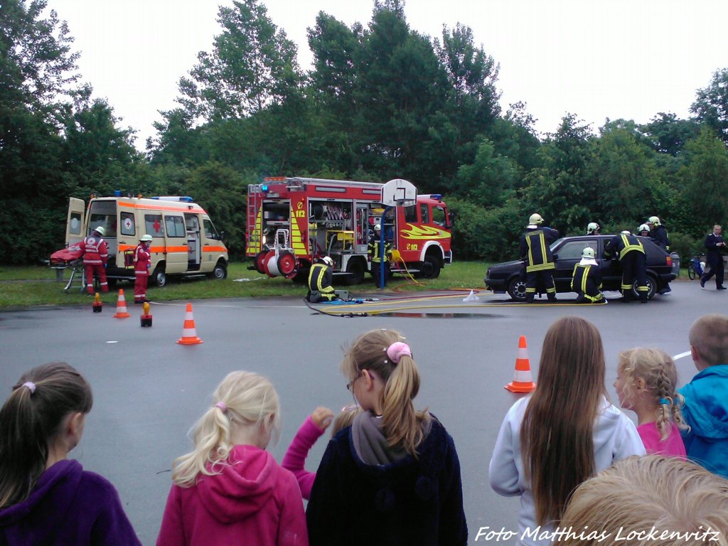 Feuerwehr-Rettung-bungsvorstellung beim Stadtteilfest & Blaulichttag in Bergen auf Rgen am 29.6.13