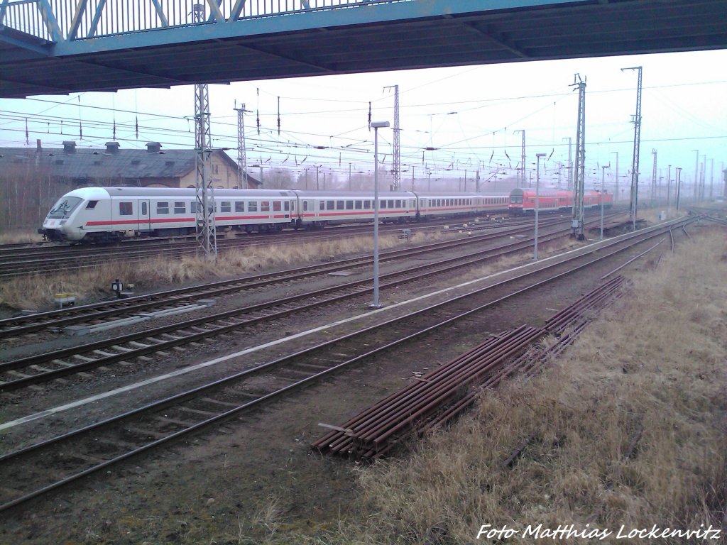 InterCity mit der 101 081-8 & RE5 mit der BR 112 in Stralsund Hbf (Hhe Lokschuppen 2+3) am 11.4.13
