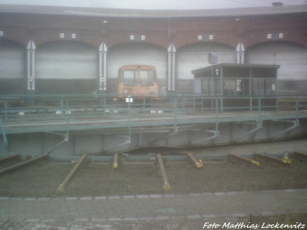Kleiner Manschaftswagen vor derDrehscheibe im Museum  Lokschuppen Pomerania  in Pasewalk am 13.4.13