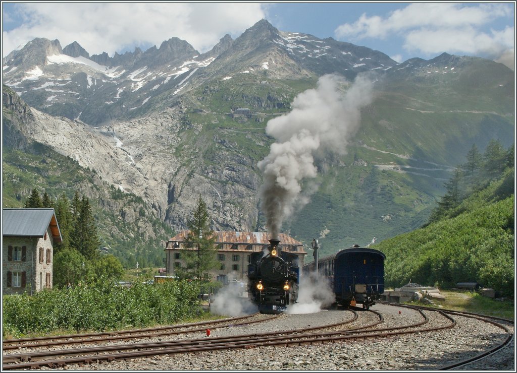 Mit mchtig viel Rauch und Dampf setzt sich die DFB Dampflok HG 3/4 1  Furkahorn  (SLM 1913) mit ihrem Zug 131 in Gletsch (1959 mM) in Bewegung.

