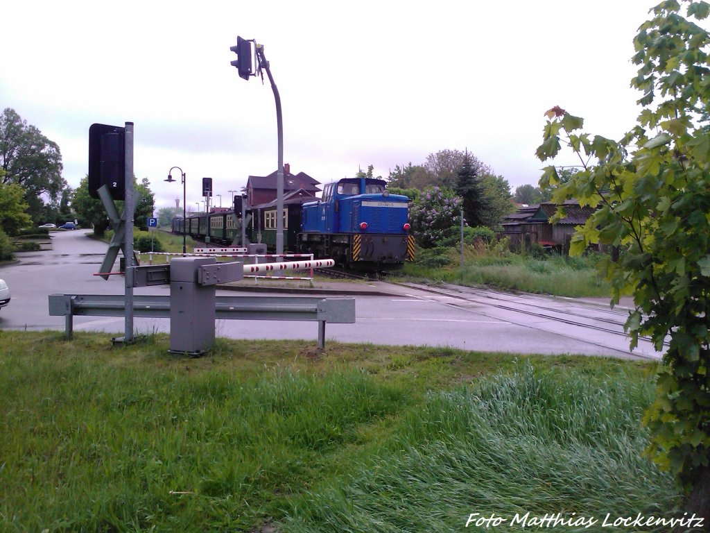 RBB 251 901 als Schlusslicht des Zuges und Vorne weg RBB 99 1784 kurz vor dem Endbahnhof Lauterbach Mole / Hier bei der Durchfahrt am Grobahnbahnhof Lauterbahc (Rgen) am 26.5.13