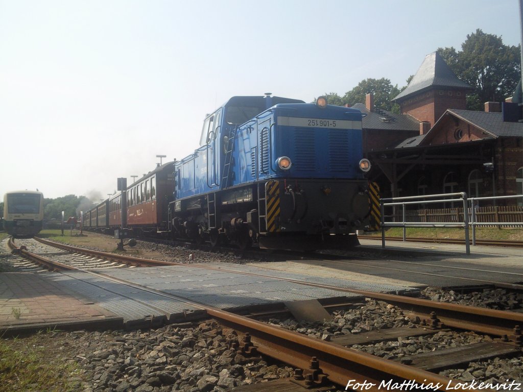 RBB 251 901 ist soeben wieder aus Lauterbach Mole im Bahnhof Putbus angekommen am 27.7.13