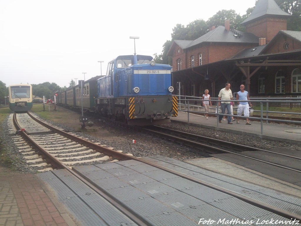 RBB 251 901 ist wiederaus Lauterbach Mole im Bahnhof Putbus angekommen am 27.7.13