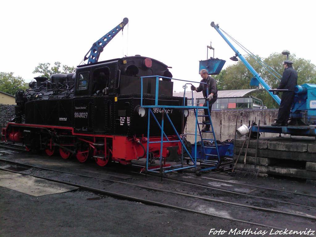 RBB 99 4802 mit dem Heizer & Lokfhrer bei der Arbeit / Hier beim Kohle Bunkern im Kleinbahn BW Putbus am 26.5.13