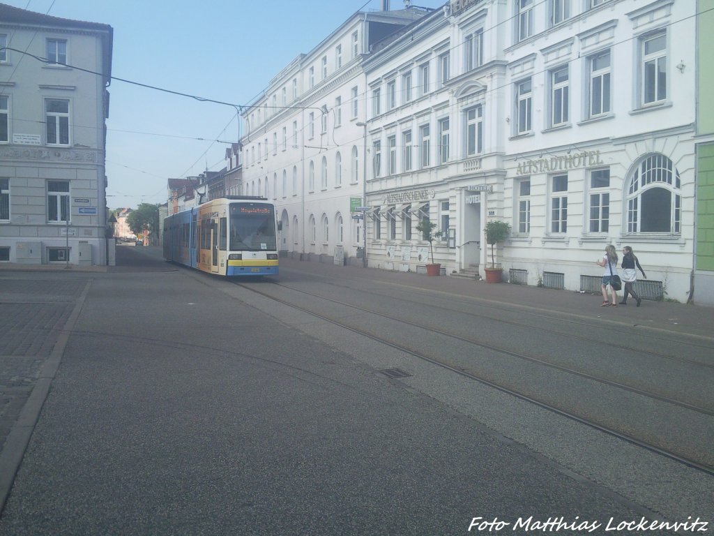 Straenbahn des Nahverkehrs Schwerin kurz vor der Haltestelle Schwerin, Hbf am 8.6.13