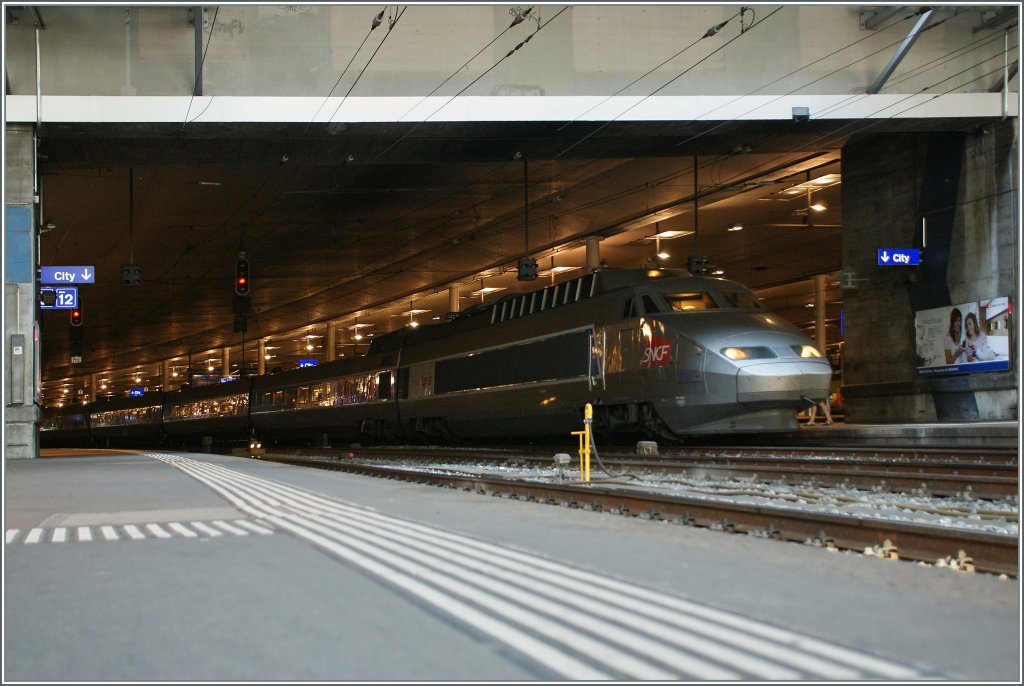 TGV Lyria nach Paris in der Bahnhofshalle von Bern.
29.06.2011