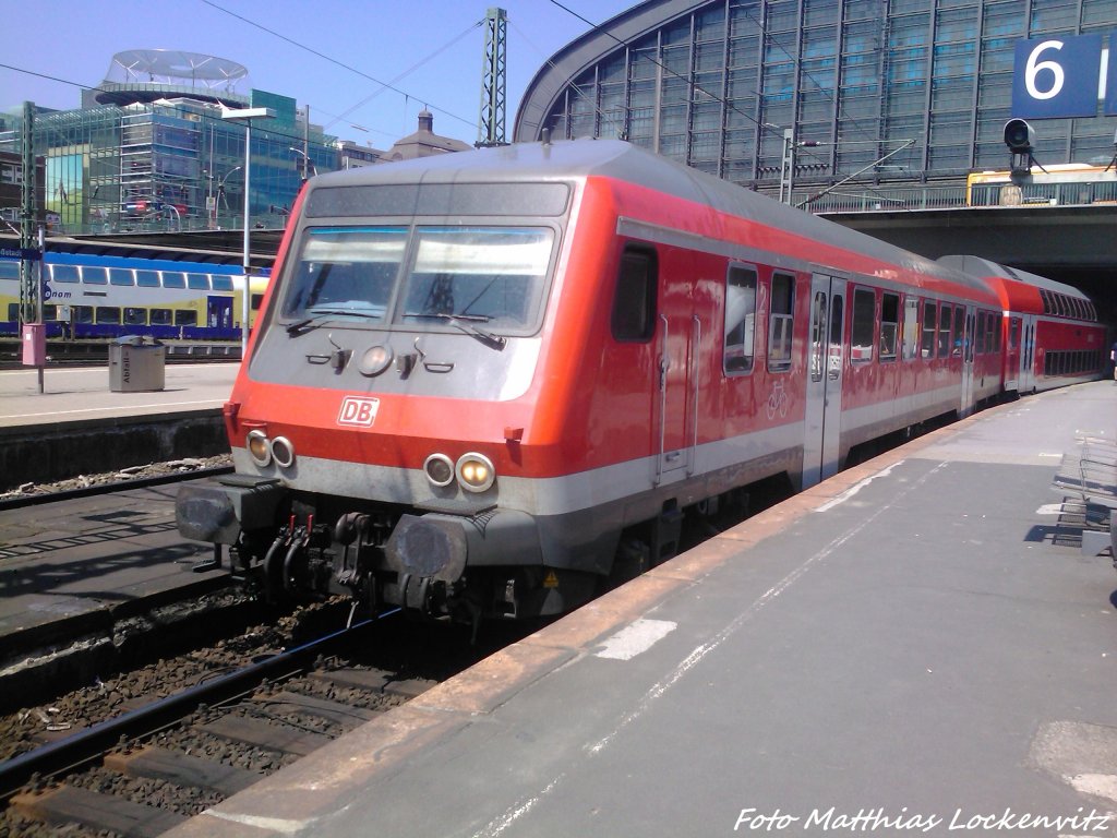Wittenberger Steuerwagen mit 3 Dostowagen und am ende 112 142-5 als RB mit ziel Bad Oldesloe im Bahnhof Hamburg Hbf am 8.6.13
