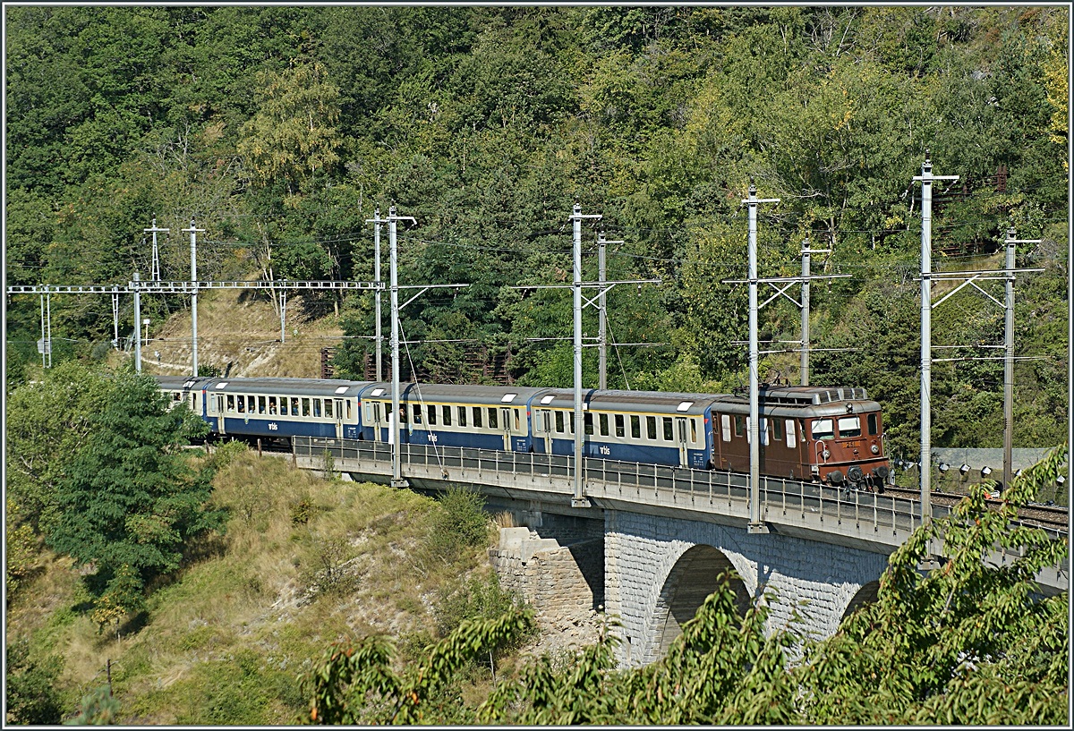 100 Jahre BLS: Die BLS Ae 4/4 mit ihrem Pendelzug auf dem Lugelkinn Viadukt. 
7. Sept. 2013