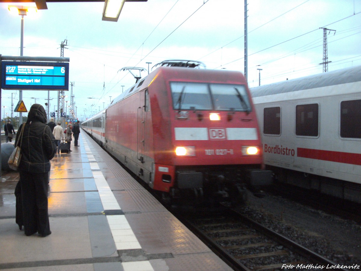 101 027-1 als IC 2217 mit ziel Stuttgart bei der Einfahrt in Stralsund Hbf am 26.9.13