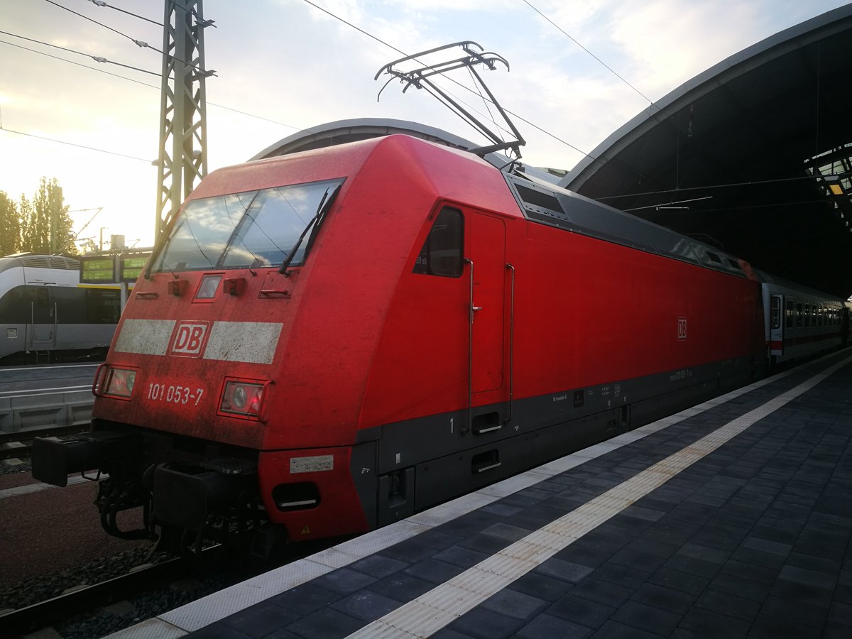 101 053 it ihrem InterCity im Bahnhof Halle/Saale Hbf am 5.7.18